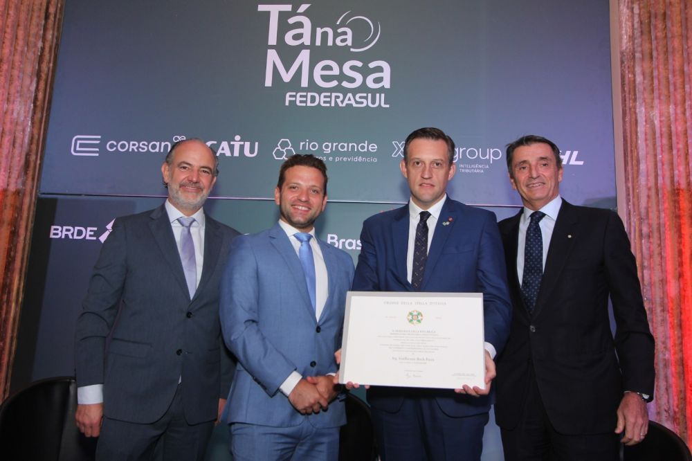 Embaixador italiano entrega comenda ao Deputado Guilherme Pasin
