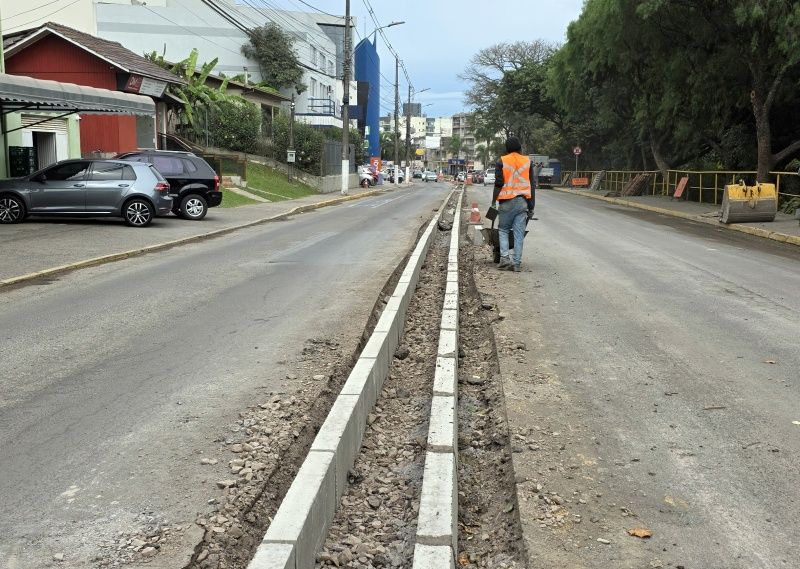Canteiros Centrais estão sendo montados na Av. Ivo Tramontina