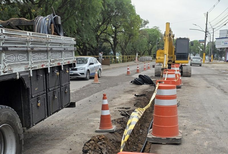 Canteiros Centrais estão sendo montados na Av. Ivo Tramontina