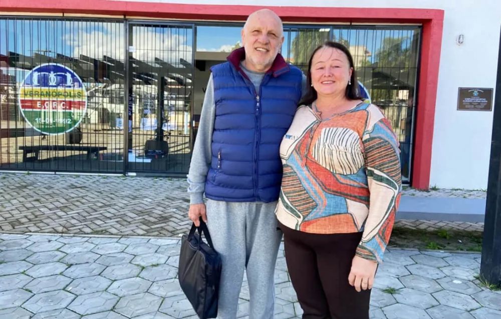 Mulher encontra mala com R$ 15 mil e devolve ao dono
