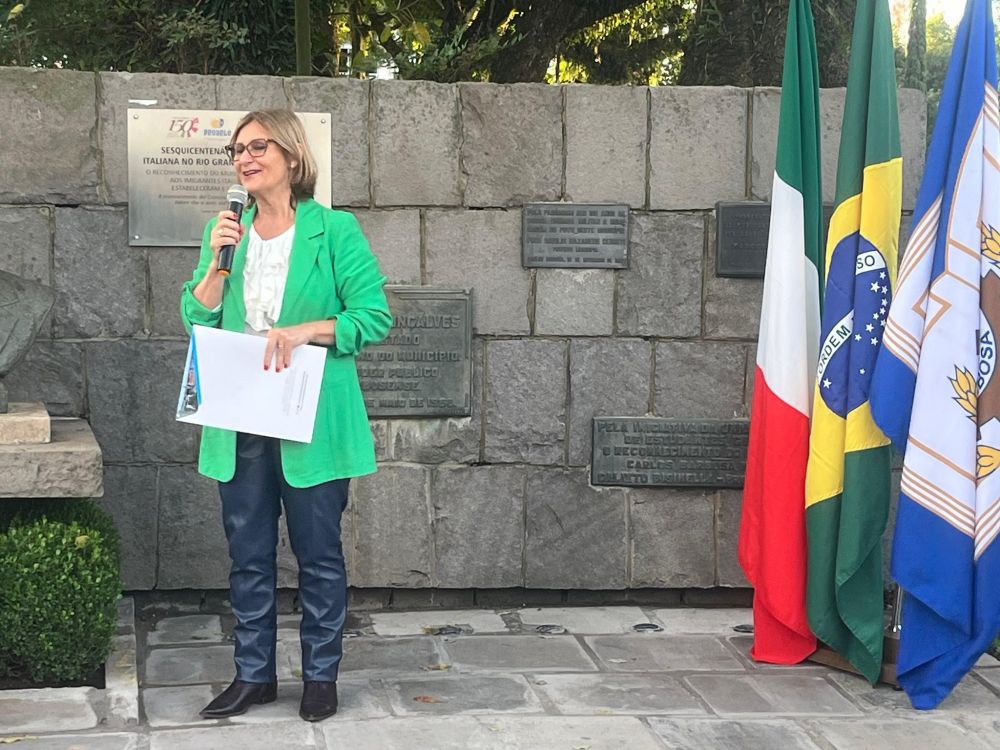 Placa dos 150 da imigração italiana é posta em praça de Carlos Barbosa