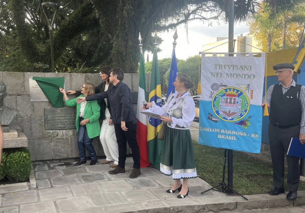 Placa dos 150 da imigração italiana é posta em praça de Carlos Barbosa