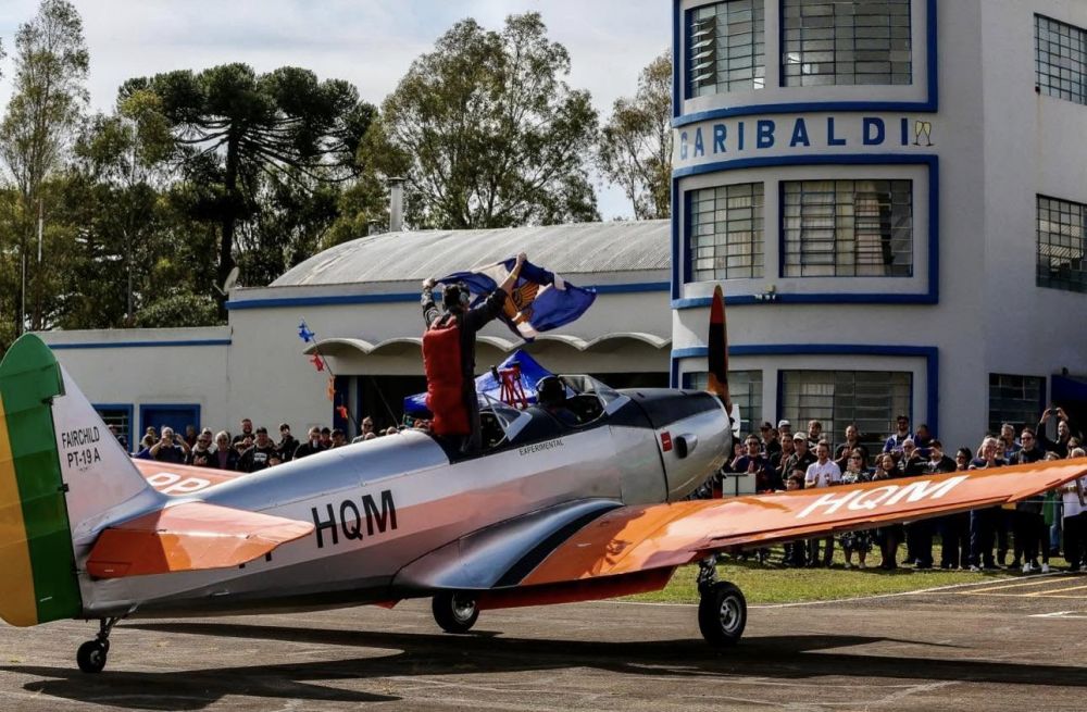 Com banho de champagne avião da 2ª Guerra é rebatizado em Garibaldi