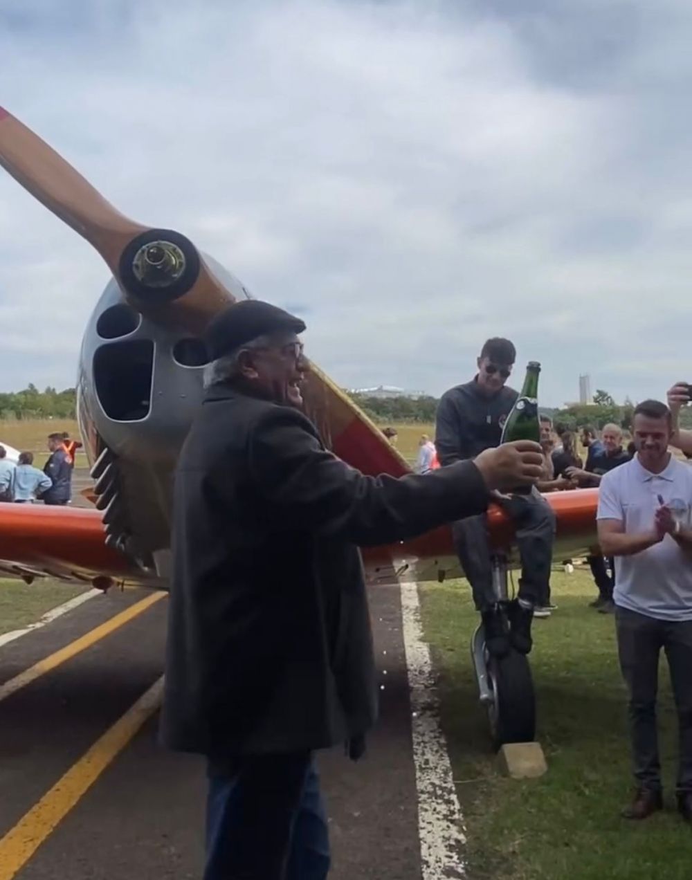 Com banho de champagne avião da 2ª Guerra é rebatizado em Garibaldi