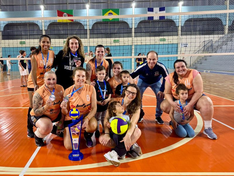 Mamães Super Poderosas vencem o torneio “Mamãe Joga Vôlei”