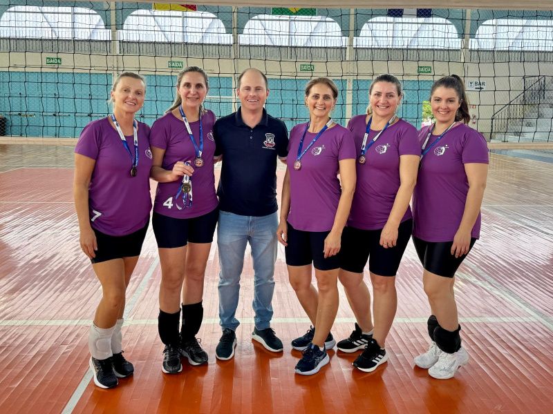 Mamães Super Poderosas vencem o torneio “Mamãe Joga Vôlei”