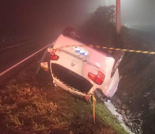 Motorista perde o controle e capota veículo em Carlos Barbosa 