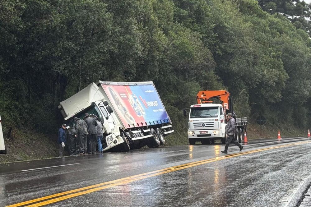 Caminhão sai da pista e vira próximo ao Silo da Cesa em Garibaldi