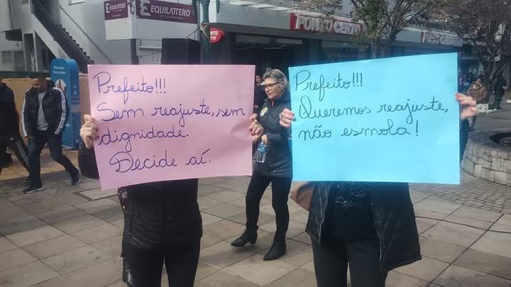 Servidores Municipais de Bento protestam por reajuste no Vale-refeição