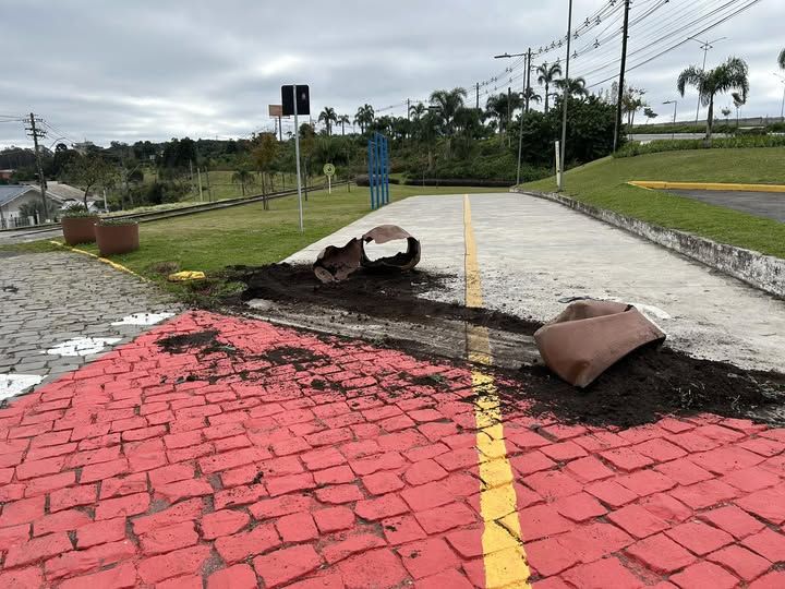 Vasos são destruídos na ciclovia de Carlos Barbosa