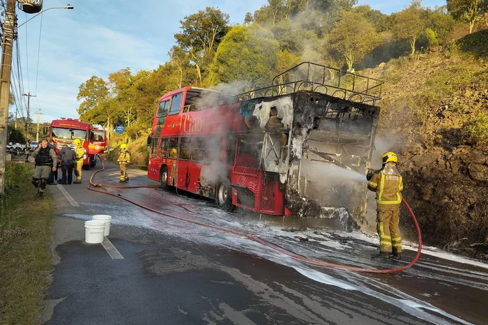 Ônibus de turismo com 15 pessoas pega fogo no Vale dos Vinhedos