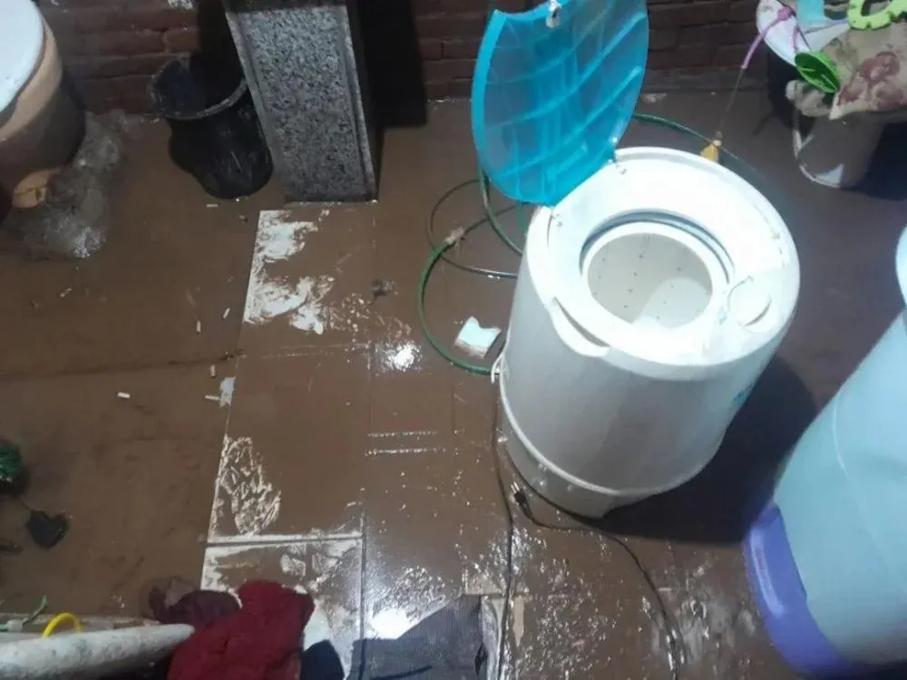 Casas são inundadas por lama após chuva intensa em Bento Gonçalves