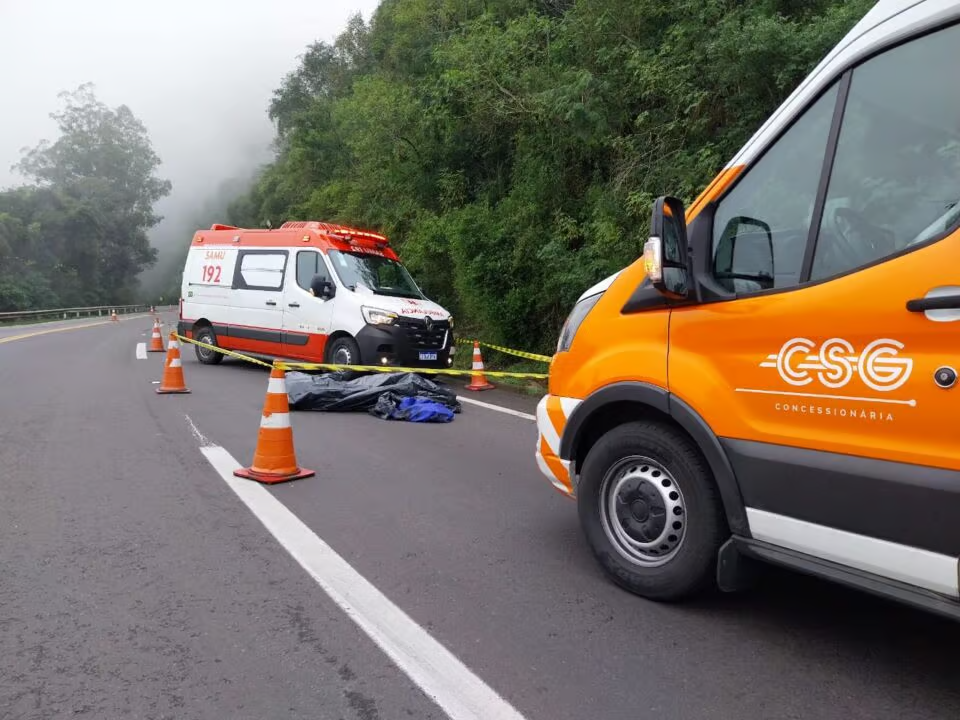 Caminhoneiro tenta se salvar pulando da cabine, mas morre na ERS-122