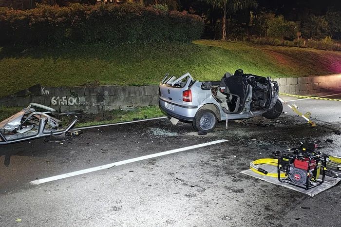 Uma pessoa morre e outra fica ferida em colisão contra muro na BR 470