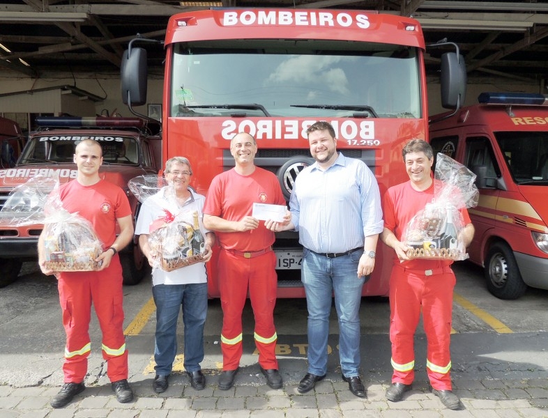 Consepro entrega de cestas natalinas aos órgãos de segurança de Garibaldi