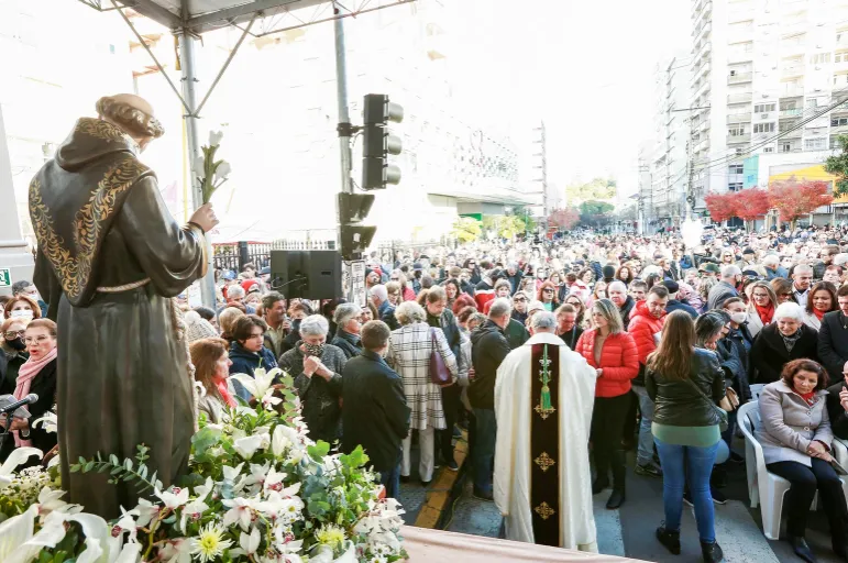 Festa de Santo Antônio distribui mais de 50 mil pãezinhos em Bento Gonçalves