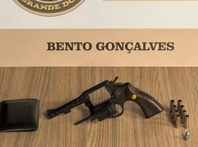 Desastrado atira na própria mão e é preso na área urbana de Santa Tereza
