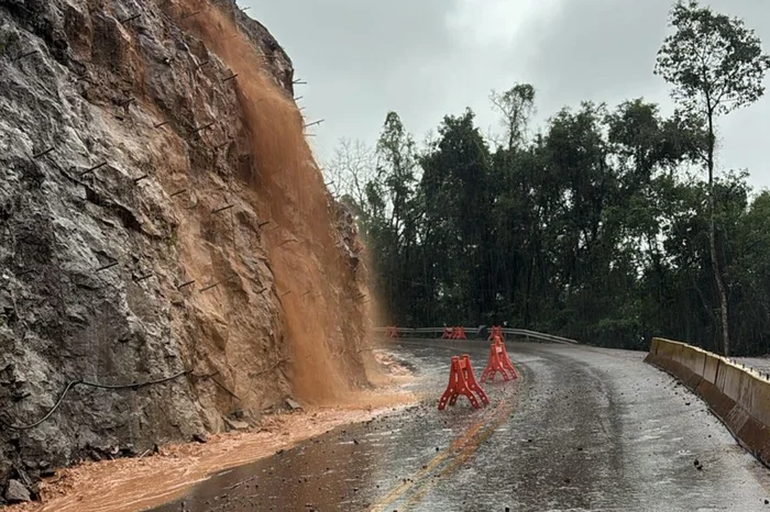 Chuva causa bloqueios em rodovias da Serra e RS tem 33 municípios afetados