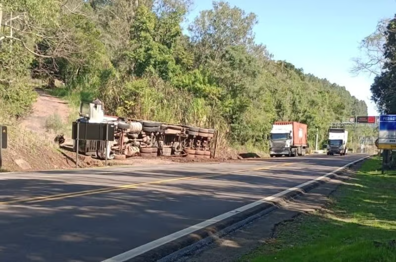 Carreta tomba na ERS-122 entre Farroupilha e São Vendelino