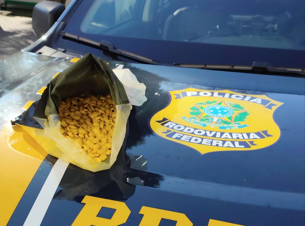 Mulher é presa com quase mil comprimidos de ecstasy na BR-470