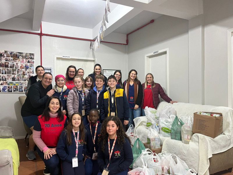 Escola Madre Justina Inês realiza doação de alimentos 