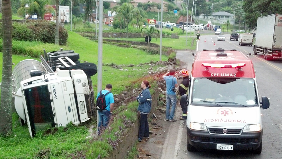 Caminhão tomba no trevo de acesso de Garibaldi