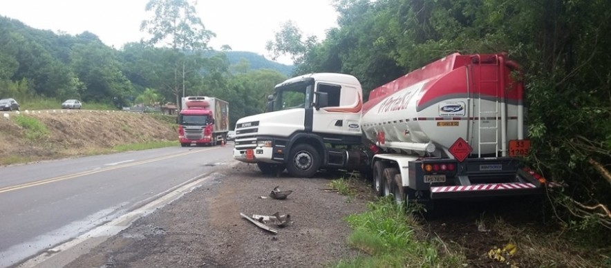 Homem morre ao colidir carro contra carreta na ERS 446 em São Vendelino