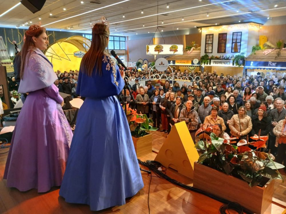 Mais de 1.200 Idosos participam de festa com música e gastronomia no FestiQueijo