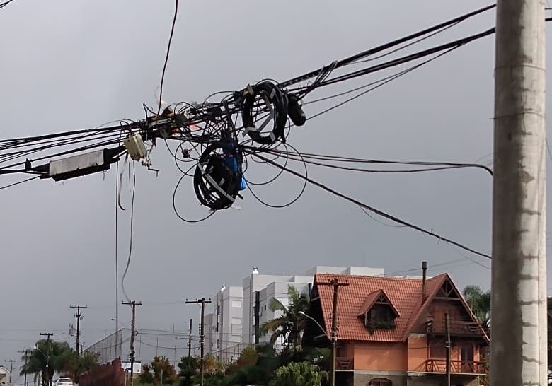 Cabos e fios obsoletos da Oi começam a ser removidos em Garibaldi