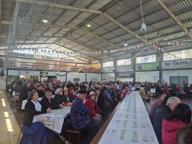 Alegria e tradição marcam Festa Junina do Centro de Convivência de Idosos