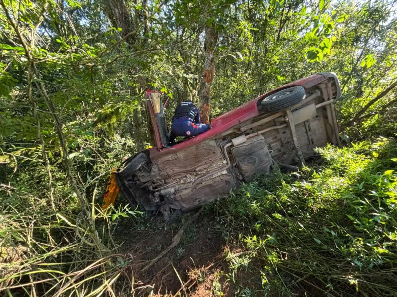 Saída de pista na VRS 826 deixa mulher presa às ferragens do veículo