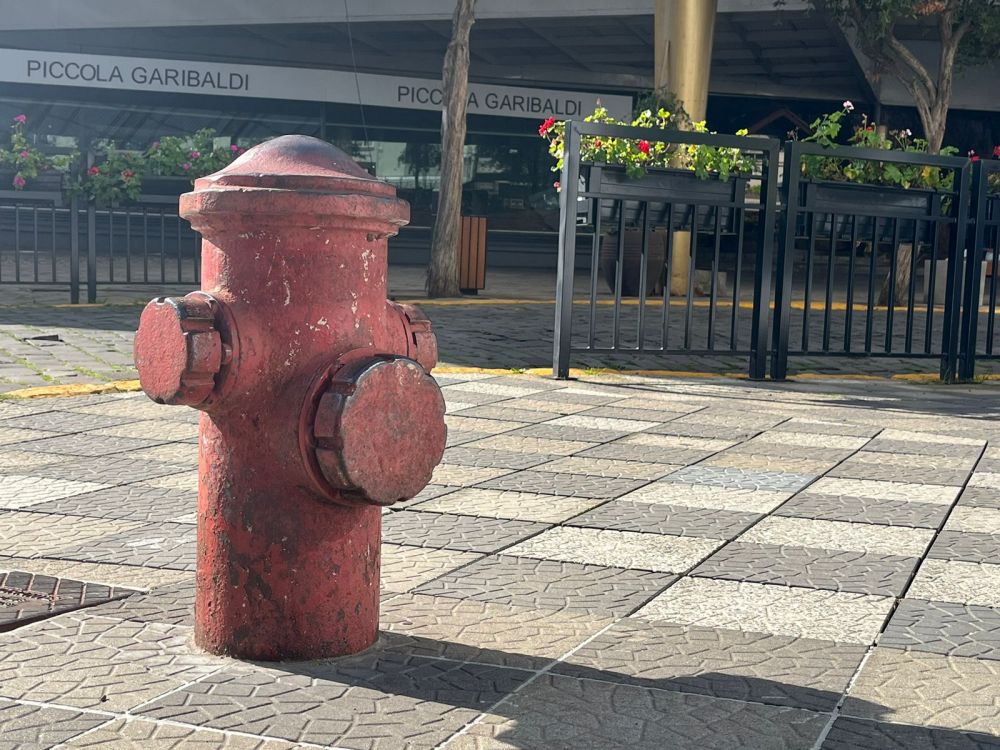 Hidrante vira enfeite em obra milionária no centro histórico de Garibaldi