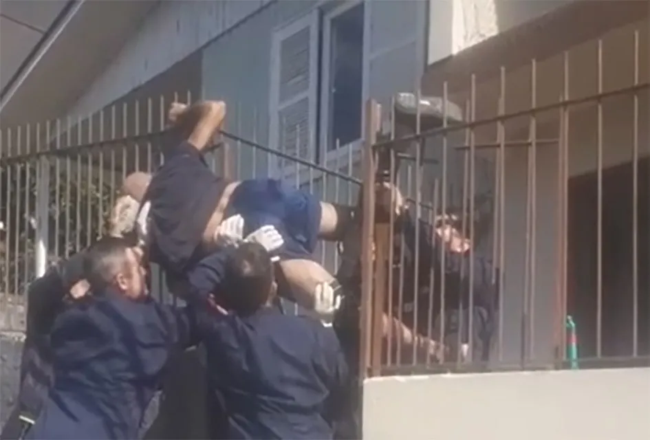 Trabalhador cai de escada e perfura perna na grade metálica em Bento
