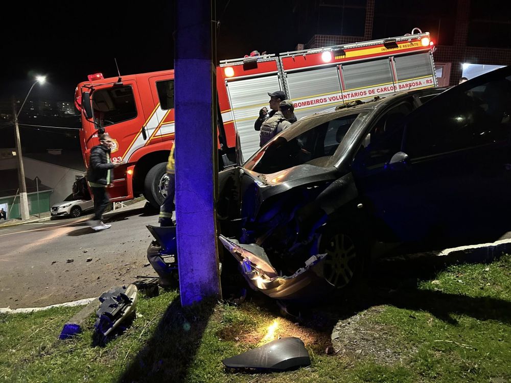 Carro colide contra poste e mobiliza socorro em Carlos Barbosa