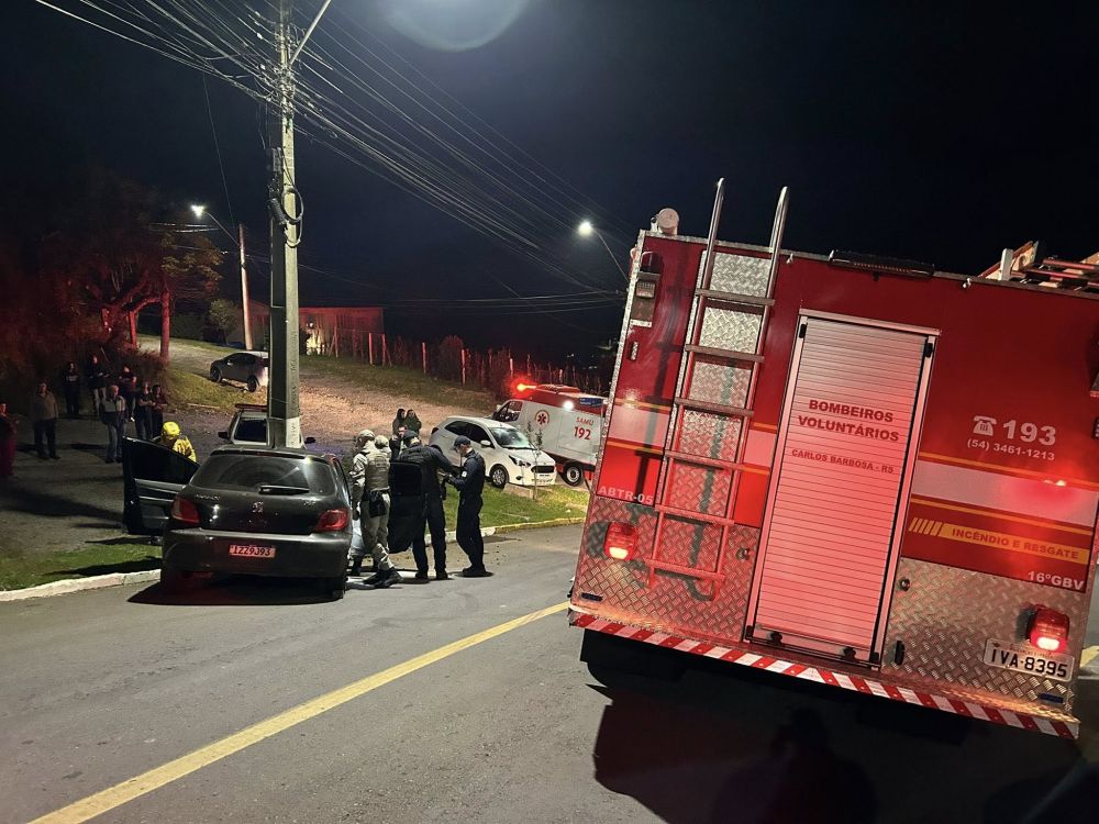 Carro colide contra poste e mobiliza socorro em Carlos Barbosa