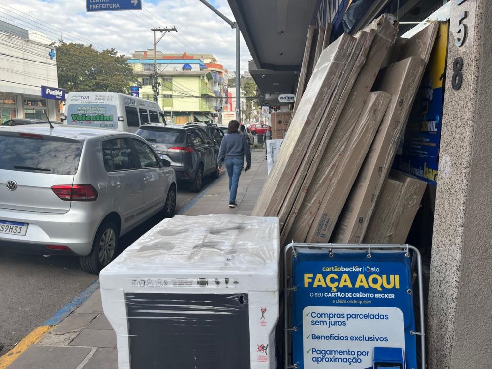 Invasão de calçadas no Centro gera transtornos e revela falta de fiscalização