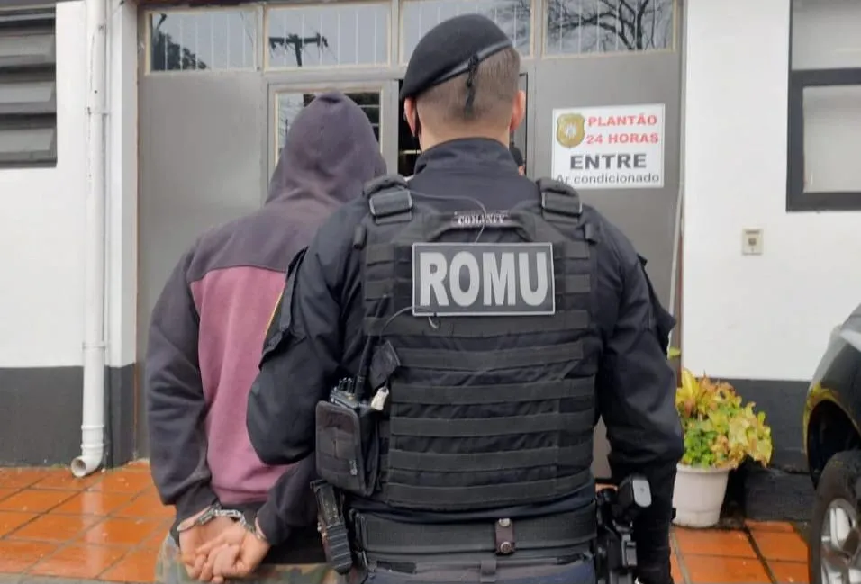 Preso mais de 50 vezes, homem vira novo símbolo do “prende e solta” em Bento