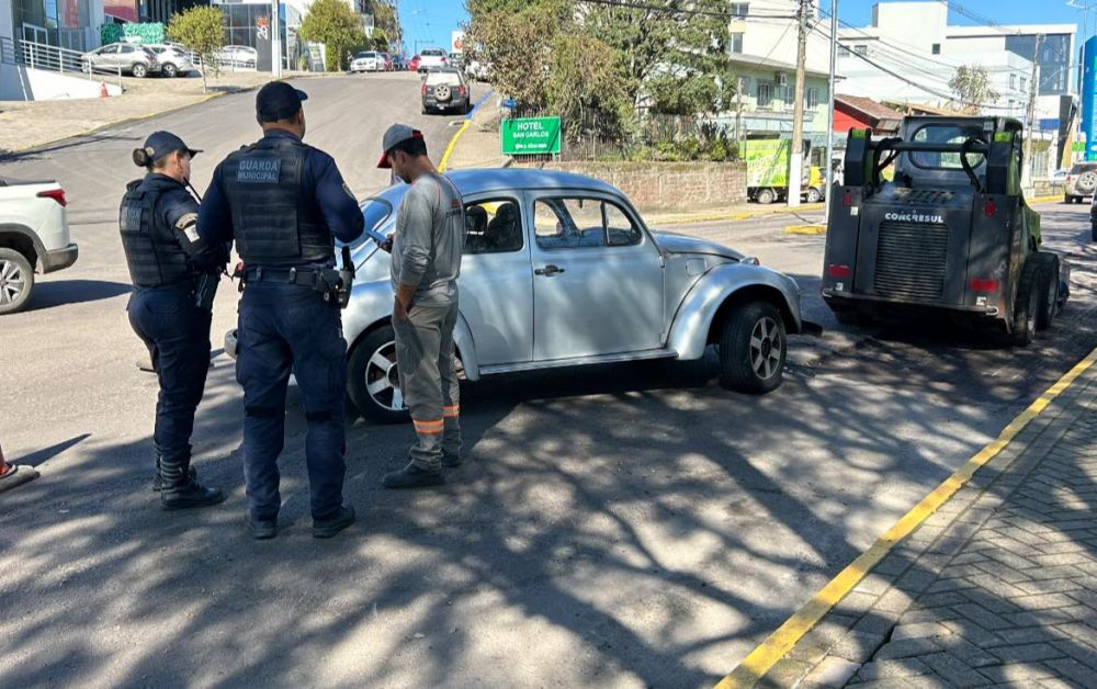 Velhinho toma umas, mete o Fusca na obra e vira atração em Carlos Barbosa