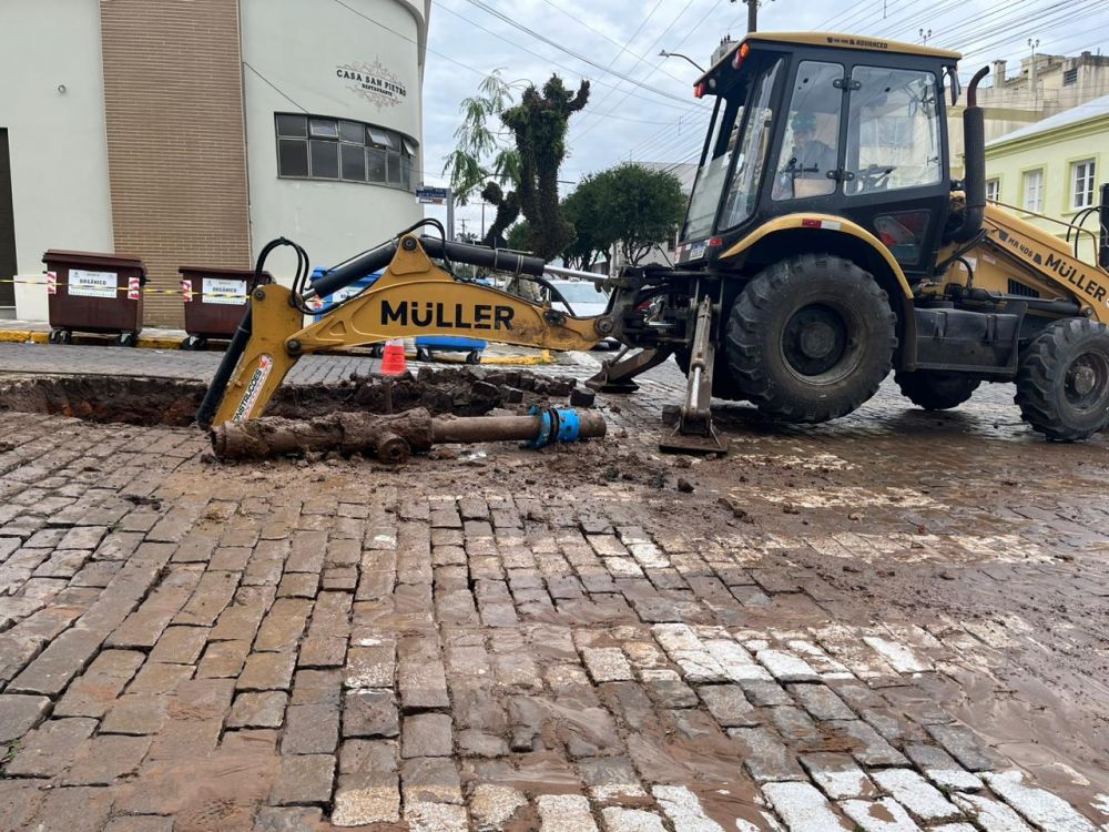 Rompimento de adutora afeta abastecimento em parte de Garibaldi