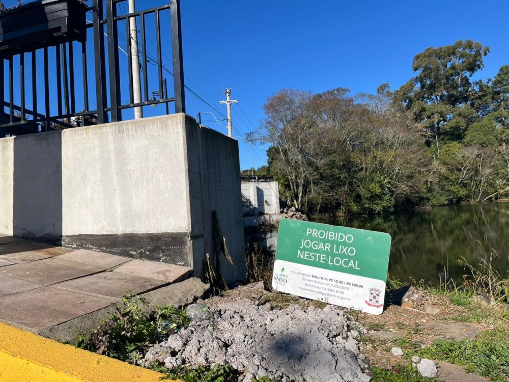 Pessoas ignoram placas e jogam lixo na barragem de Garibaldi