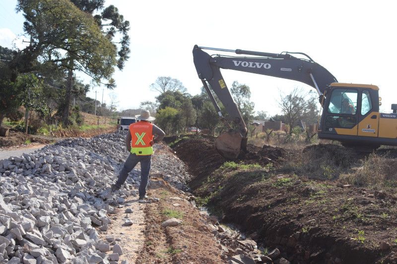 Estrada de Linha Camargo em Garibaldi recebe melhorias como drenagem