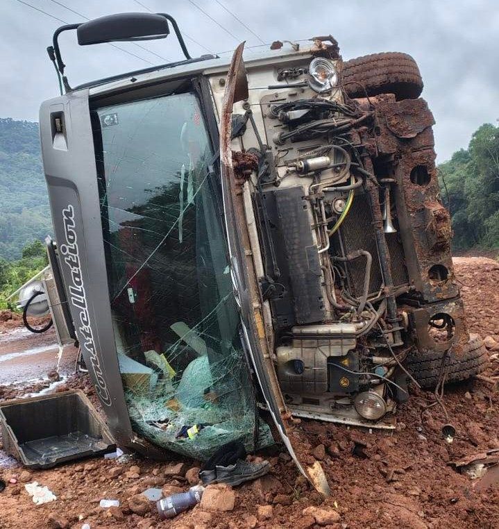 Motorista salta de caminhão desgovernado e fica gravemente ferido em Imigrante
