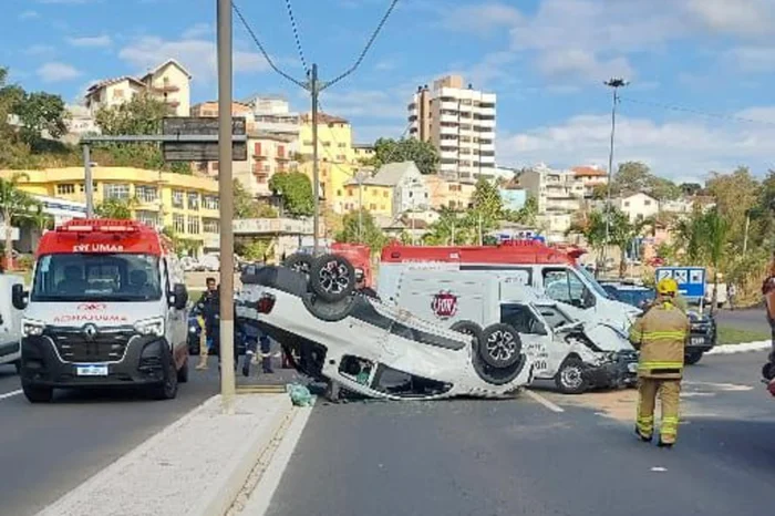 Saveiro capota após colisão e deixa três feridos em Bento Gonçalves