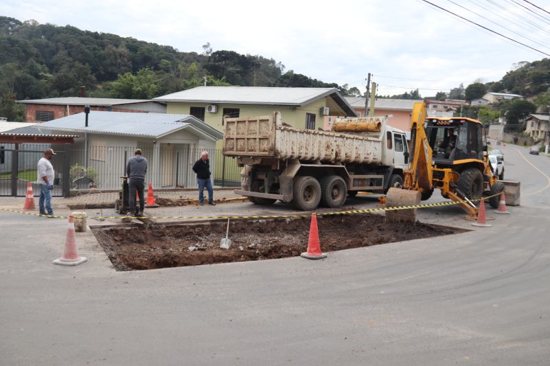 Obras de drenagem são feitas entre as ruas 14 de Julho e Alencar Araripe