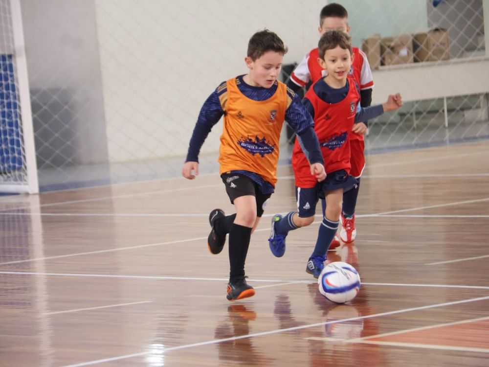 Domingo esportivo reúne mais de 100 crianças no Ginásio Municipal em Garibaldi
