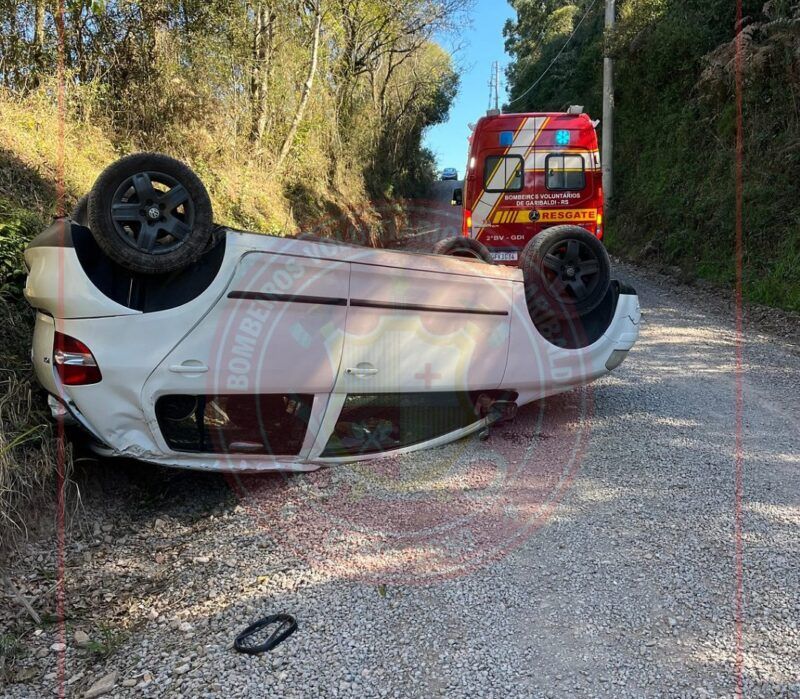 Carro derrapa em cascalho  e capota em rua de Garibaldi