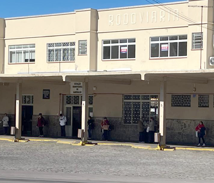 Sozinha e com mala amarela: mulher acampa há um mês na rodoviária de Garibaldi