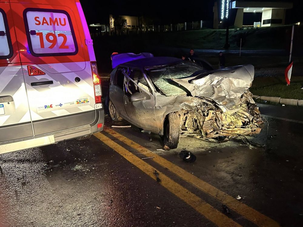 Acidente entre carro e van deixa 13 feridos na BR 470
