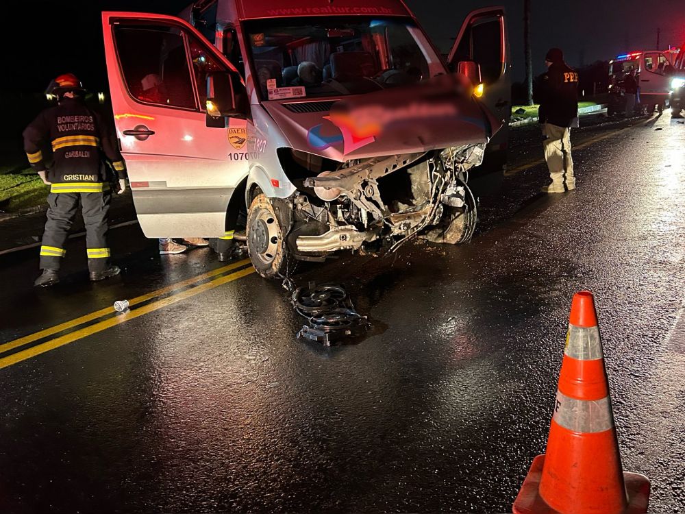Acidente entre carro e van deixa 13 feridos na BR 470