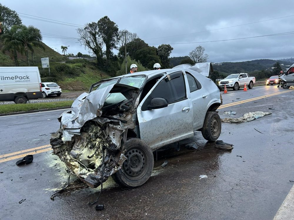 Acidente entre carro e van deixa 13 feridos na BR 470
